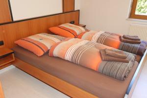 two beds sitting next to each other in a room at Carpediem Apartments in Schönwald