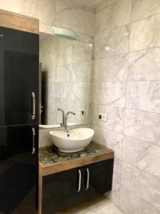 a bathroom with a sink and a mirror at Zeni Villa - Fırtına Deresinde mükemmel konaklama in Rize