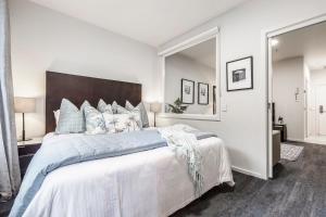 Katil atau katil-katil dalam bilik di VAQUAY Lagoon In Melbourne CBD