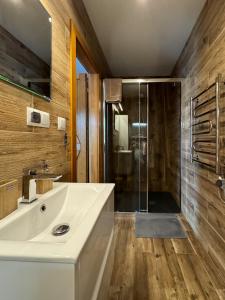 Łazienka w obiekcie Apartamenty Komarno 46 Jacuzzi&Sauna