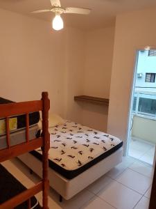 um quarto com um beliche e uma janela em Cobertura Duplex Premium em Ubatuba