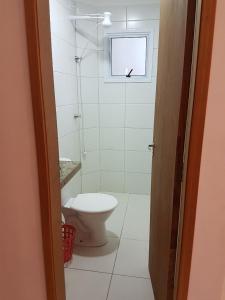 uma casa de banho com um WC e uma janela em Cobertura Duplex Premium em Ubatuba