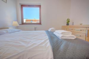 um quarto com uma cama grande e toalhas em HelApart - Helska Villa em Hel