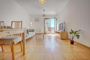 een woonkamer met een bank en een tafel bij HelApart - Helska Villa in Hel