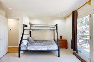 Poschodová posteľ alebo postele v izbe v ubytovaní Heavenly Retreat