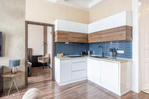 Kuchyň nebo kuchyňský kout v ubytování Luxurious Elizabeth St Residence with Sauna