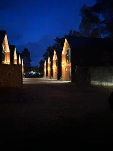 uma fila de casas à noite com as luzes acesas em DOMKI BURSZTYN em Mrzeżyno