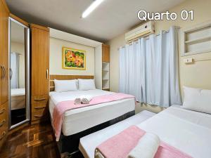 una piccola camera con due letti di Casa 4 quartos c Piscina ao lado do Paraguai a Foz do Iguaçu Altre 43 foto