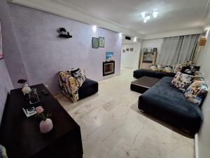 uma sala de estar com dois sofás e uma lareira em Corniche Casablanca em Casablanca