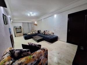 uma sala de estar com dois sofás e um sofá em Corniche Casablanca em Casablanca