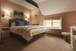 Un dormitorio con una cama grande y una ventana en Blue Ball Inn en Lynmouth