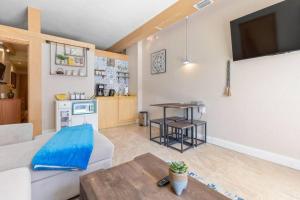 Televisyen dan/atau pusat hiburan di Cozy Stay with European Charm