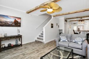 Una sala de estar con un sofá y un ventilador de techo. en Set Sail at 5 by Pristine Properties Vacation Rentals, en Mexico Beach