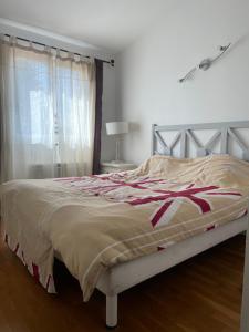 sypialnia z łóżkiem i oknem w obiekcie magnifique maison 6 personne piscine w mieście Antibes +20 zdjęć