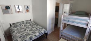 Ένα ή περισσότερα κρεβάτια σε δωμάτιο στο Appartement cosy plein centre