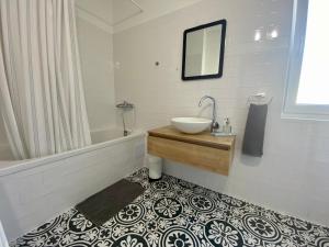 セニにあるApartments Doloresの洗面台、浴槽、鏡のあるバスルーム +30枚の写真