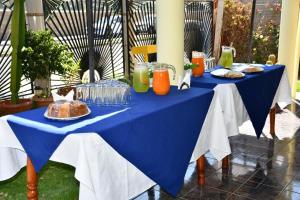 Hotel My House في Salamanca: طاولة زرقاء عليها طعام ومشروبات