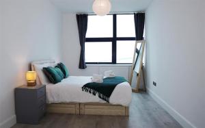 um quarto com uma cama e uma janela em Sapphire House Apartments em Telford