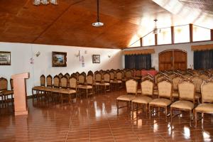 una habitación con filas de sillas y un podio en ella en Hotel My House en Salamanca