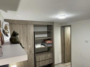een kamer met een boekenplank met een slaapplaats bij Apartamento nuevo contiguo a estación de buses in Manizales