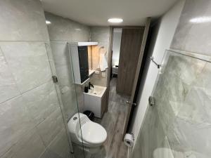 Phòng tắm tại Apartamento nuevo contiguo a estación de buses