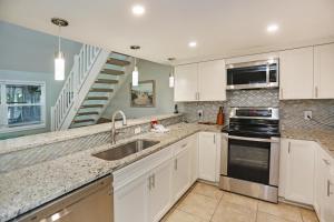Sharkey's by Pristine Properties Vacation Rentals廚房或簡易廚房