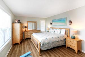 Sharkey's by Pristine Properties Vacation Rentals房間的床