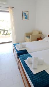 Hotel Pashos tesisinde bir odada yatak veya yataklar