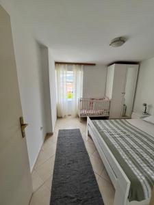 Postel nebo postele na pokoji v ubytování Sunset House Apartments & Rooms