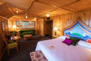 Postel nebo postele na pokoji v ubytování McMenamins Gearhart Hotel