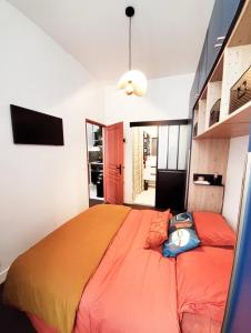 Un pat sau paturi într-o cameră la Ravissant appartement entièrement rénové T2, proche de la rue Saint Catherine