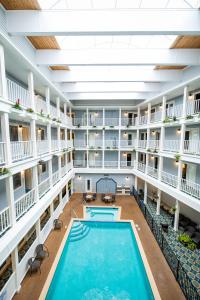 uma piscina interior num grande edifício com varandas em Lake View Hotel em Mackinac Island