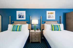 twee bedden in een kamer met blauwe muren bij Lake View Hotel in Mackinac Island