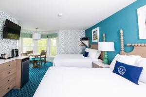 Lake View Hotel في ماكيناك أيلاند: غرفة فندقية بسريرين وطاولة