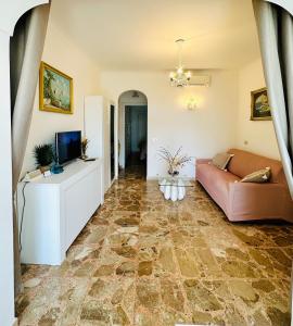 een woonkamer met een bank en een televisie bij Capri Joy in Capri