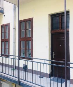 ein Gebäude mit einem Balkon mit einer Tür und Fenstern in der Unterkunft TKR- Homes in Budapest