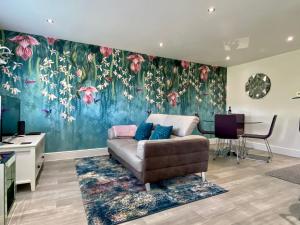 Ruang duduk di Old Mill Apartment