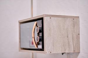 Una caja de madera con un microondas encima. en Diamond Apartments, en Arusha