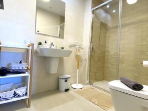 a bathroom with a shower and a toilet and a sink at Impresionante y lujoso ático en Flamenca! in Orihuela +38 photos