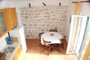 Kuchyň nebo kuchyňský kout v ubytování Apartments Mimoza