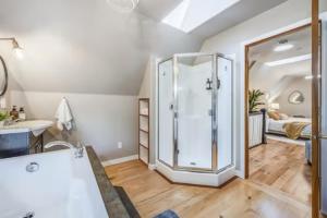 ein Badezimmer mit Dusche und Waschbecken in der Unterkunft Hillside Cottaga- Private pond, hot tub, game room, by ONP in Port Angeles + 41 Fotos