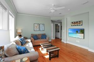 uma sala de estar com um sofá e uma mesa em Attitude Adjustment by Pristine Properties Vacation Rentals em Indian Pass