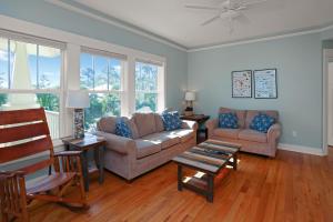 uma sala de estar com um sofá e uma cadeira em Attitude Adjustment by Pristine Properties Vacation Rentals em Indian Pass