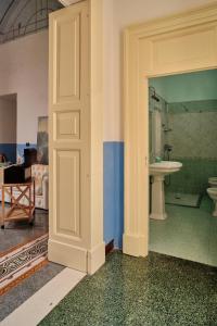 een kamer met een badkamer met een wastafel en een toilet bij Palazzo Scarciglia in Minervino di Lecce