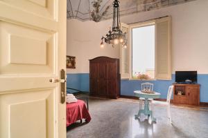 Habitación con mesa, silla y ventana en Palazzo Scarciglia en Minervino di Lecce