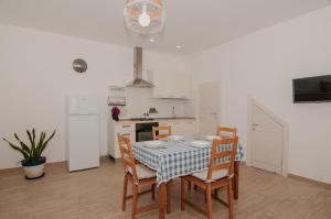 una cucina con un tavolo e sedie in una stanza di Casa Lillì a Ischia Altre 5 foto