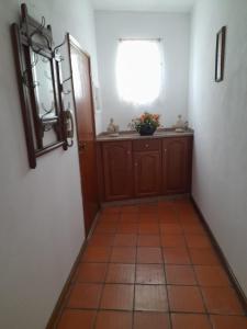 pasillo con ventana y suelo de baldosa en AlojamentoGodimDouro, en Peso da Régua