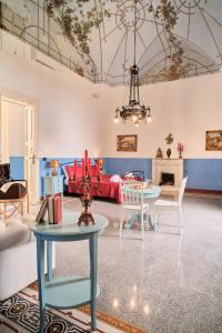 - un salon avec une table et un canapé dans l'établissement Palazzo Scarciglia, à Minervino di Lecce