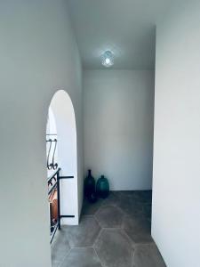 einen Flur mit einer weißen Wand und Fliesenboden in der Unterkunft Manca Residence in Marina di Palma