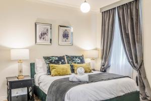 Un dormitorio con una cama con una toalla. en VAQUAY Mon Cherie In Brisbane, en Brisbane